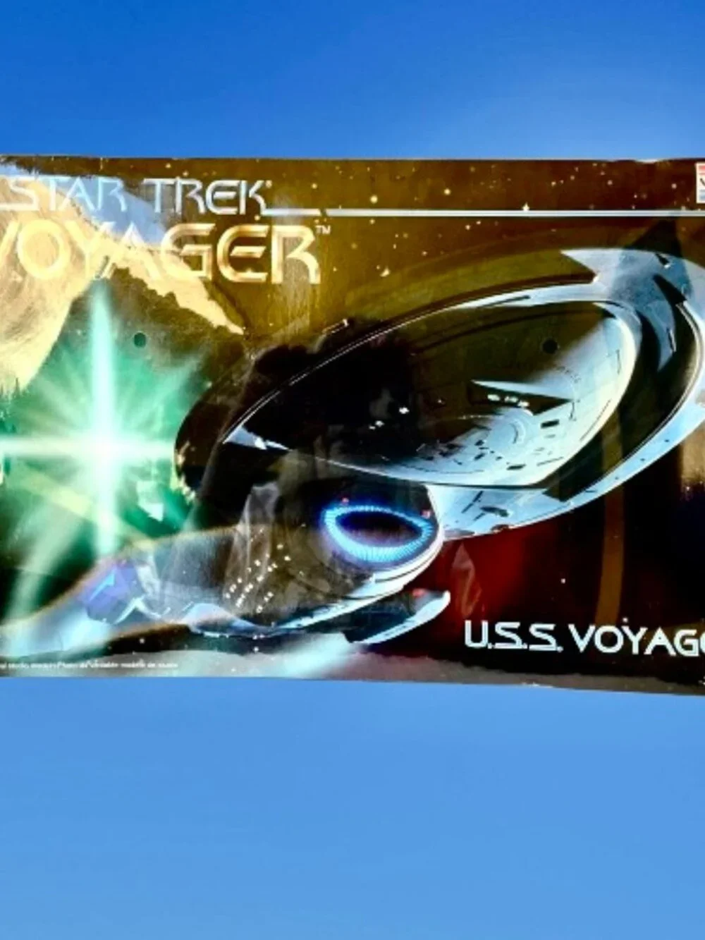 STAR TREK Vintage 1995 USS Voyager Monogram Model Kit New Sealed * dented box *